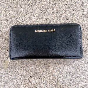 Michael kors standard size wallet in black